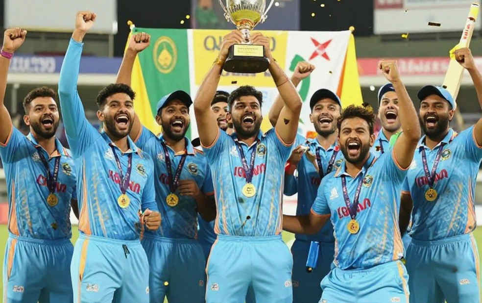 নিউল্যান্ডসের আগে কামিন্সের এগারো: 'বাড়তি ব্যাটার' নয়, কমে আসা বোলিংয়ের হিসাব